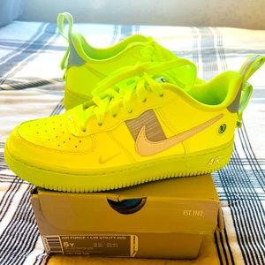 Nike Air Force 1 LV8 utility volt